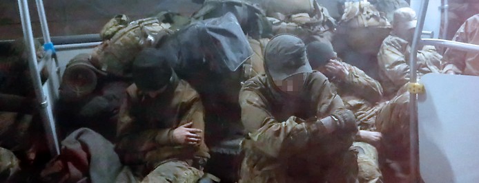 Ukrainische Soldaten beim Gefangenentransport