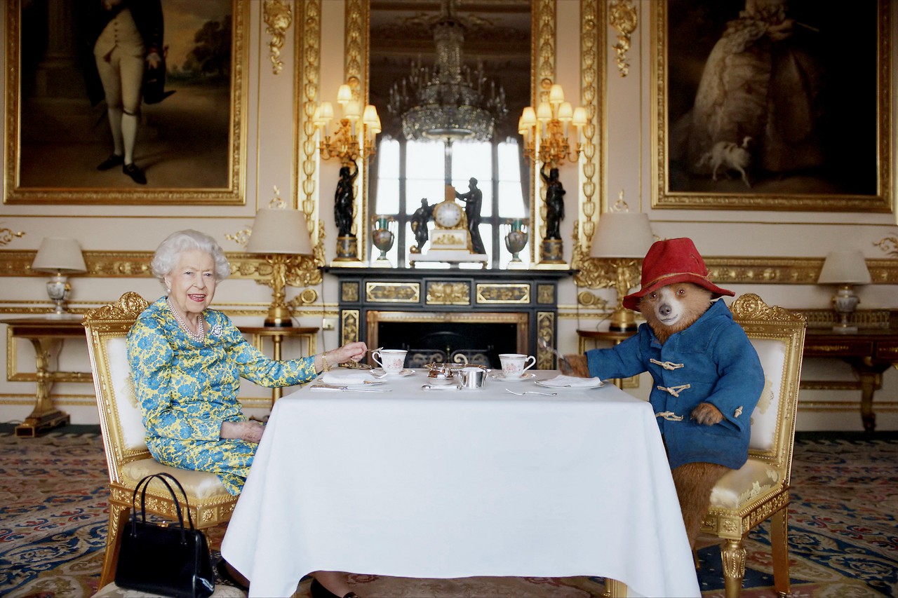 Queen Elizabeth II und der Paddington Bear having cream tea at Buckingham Palace taken from a film that was shown at BBC’s Platinum Party at the Palace. Released June 4, 2022. Buckingham Palace/Studio Canal/BBC Studios/Heyday Films/PA Wire/Handout via REUTERS

NO RESALES. NO ARCHIVES. MANDATORY CREDIT. NO COMMERCIAL SALES. MUST NOT BE ALTERED. NO NEW USES AFTER JUNE 30, 2022. NOTE TO EDITORS: This handout photo may only be used in for editorial reporting purposes for the contemporaneous illustration of events, things or the people in the image or facts mentioned in the caption. Reuse of the picture may require further permission from the copyright holder. EDITORIAL USE ONLY. The copyright for the photograph vests with Buckingham Palace/ Studio Canal / BBC Studios. Publications are asked to credit Buckingham Palace/ Studio Canal / BBC Studios / Heyday Films. 

The photograph shall not be used without permission from Royal Communications. There shall be no commercial use whatsoever of the photograph (including any use in merchandising, advertising or any other non-editorial use). The photograph must not be digitally enhanced, manipulated or modified in any manner or form when published. The photograph will be free for press usage until 30th June 2022. It must not be used after this date without prior, written permission from Royal Communications, and no further licensing can be made.  
