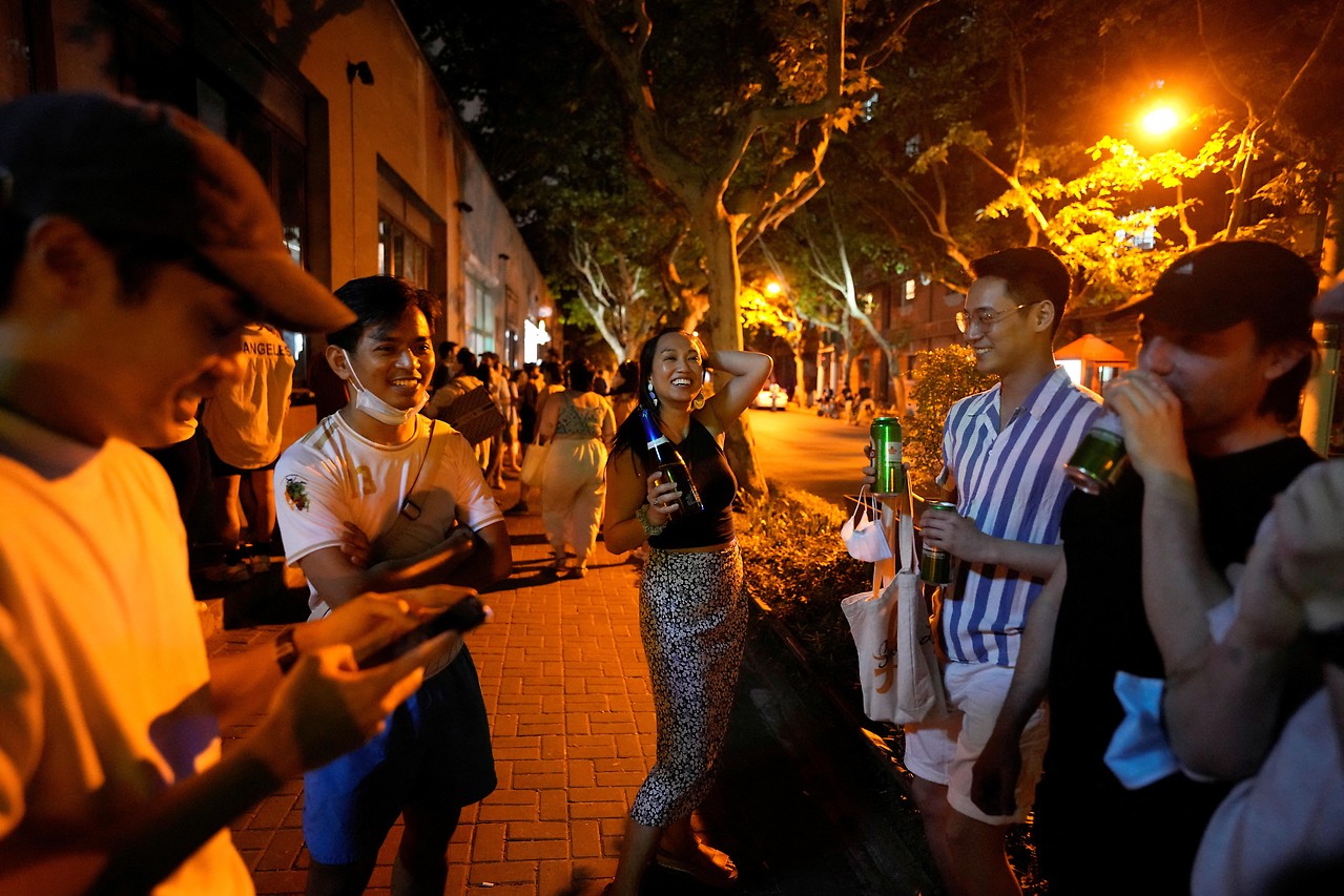 Menschen feiern auf Straße Ende des Lockdowns in Schanghai