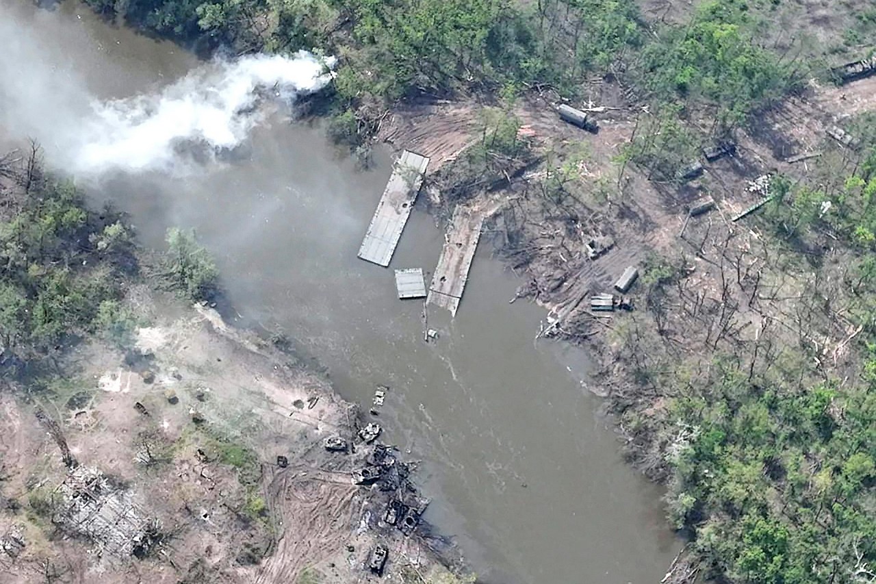 Zerstörte Militärfahrzeuge und Pontonbrücken am ukrainischen Fluss Siwerskyj Donez