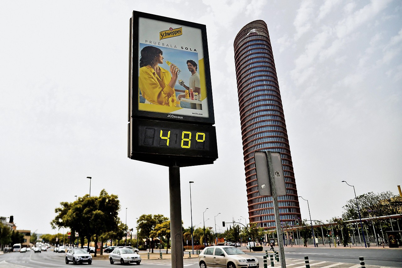 A street thermometer in Seville (Spain) reads 48 degrees Celsius