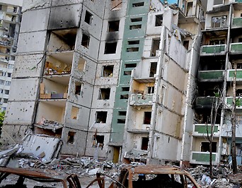 Zerstörtes Wohnhaus in Tschernihiw, Ukraine