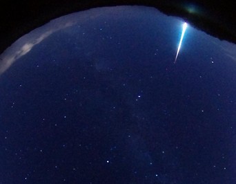 Meteoritenspur am Nachthimmel