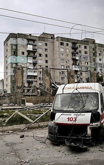 beschädigtes Rettunsfahrzeug vor einem Gebäude in Lyssytschansk