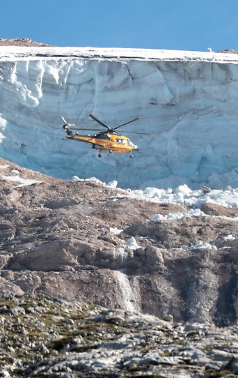 Hubschrauber über dem Marmolata-Gletscher