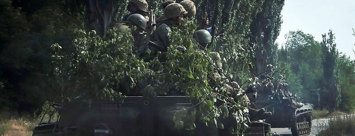 Ukrainische Militärs auf einem Transporter
