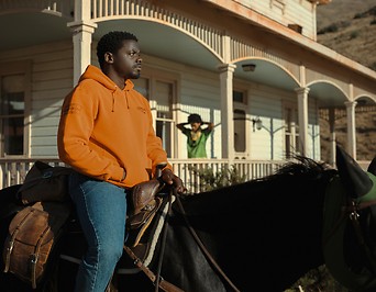 Daniel Kaluuya reitet auf einem Pferd im Film Nope