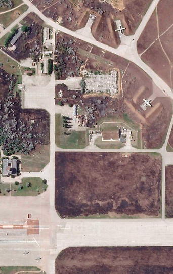 Satellitenaufnahme des zerstörten Luftwaffenstützpunkts aufder Halbinsel Krim