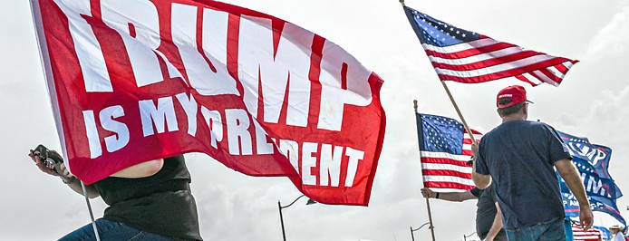 Unterstützter von US-Ex-Präsident Donald Trump halten Fahnen mit seinem Namen hoch