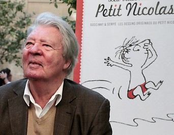 Jean-Jacques Sempe vor einer seiner Zeichnungen „Petit Nicolas“