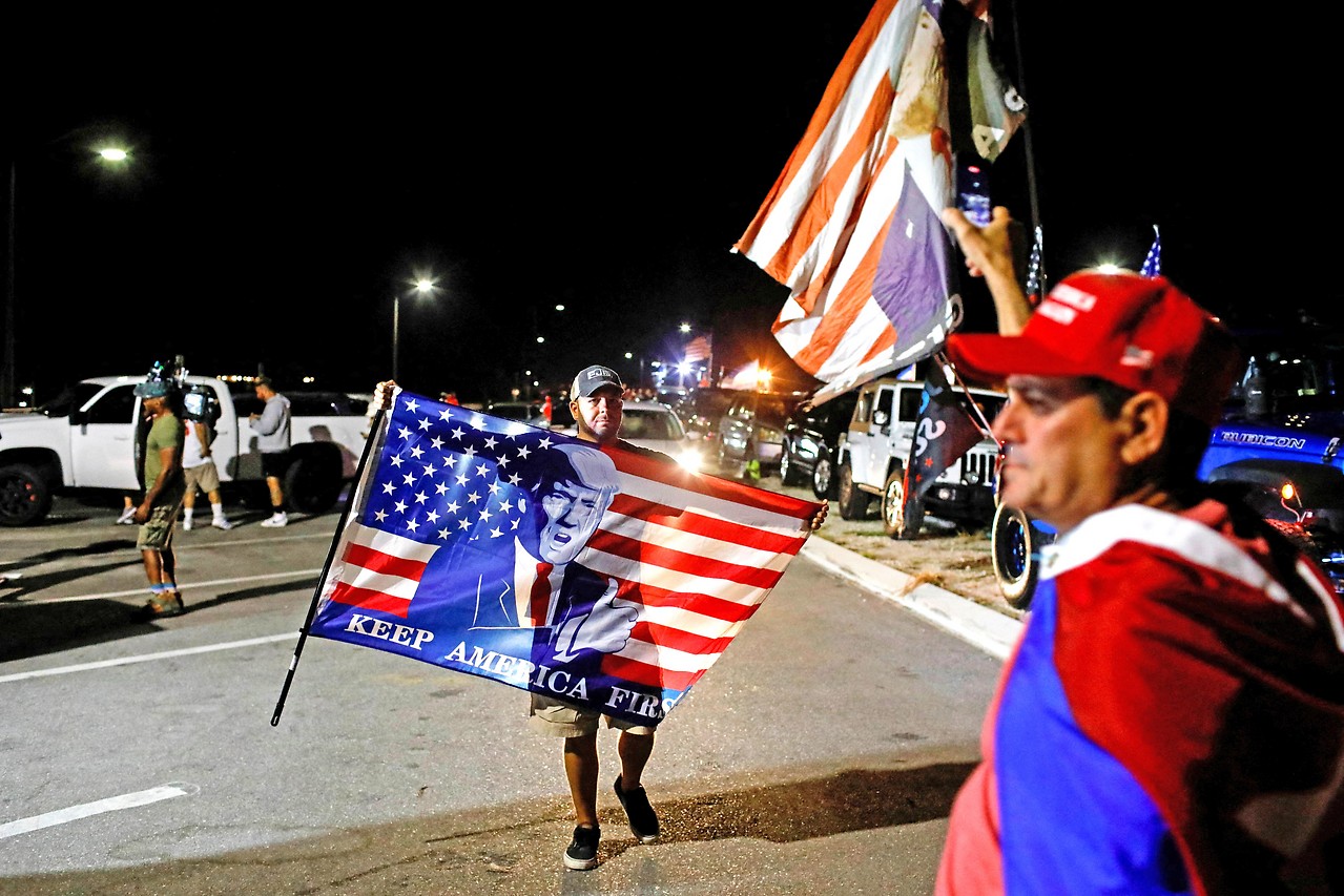 Partidarios de Trump frente a la finca Mar-a-Lago en Palm Beach, Florida