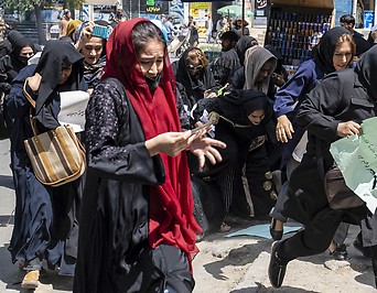 Protestierende laufen in Kabul nach Warnschüssen der Taliban weg