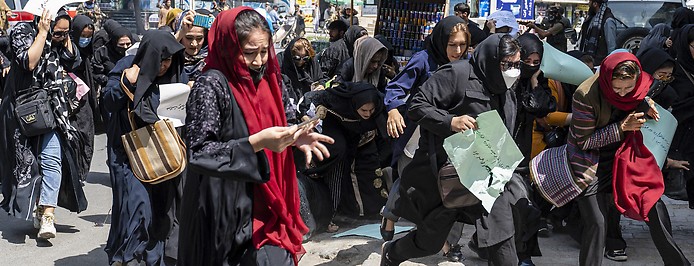 Protestierende laufen in Kabul nach Warnschüssen der Taliban weg