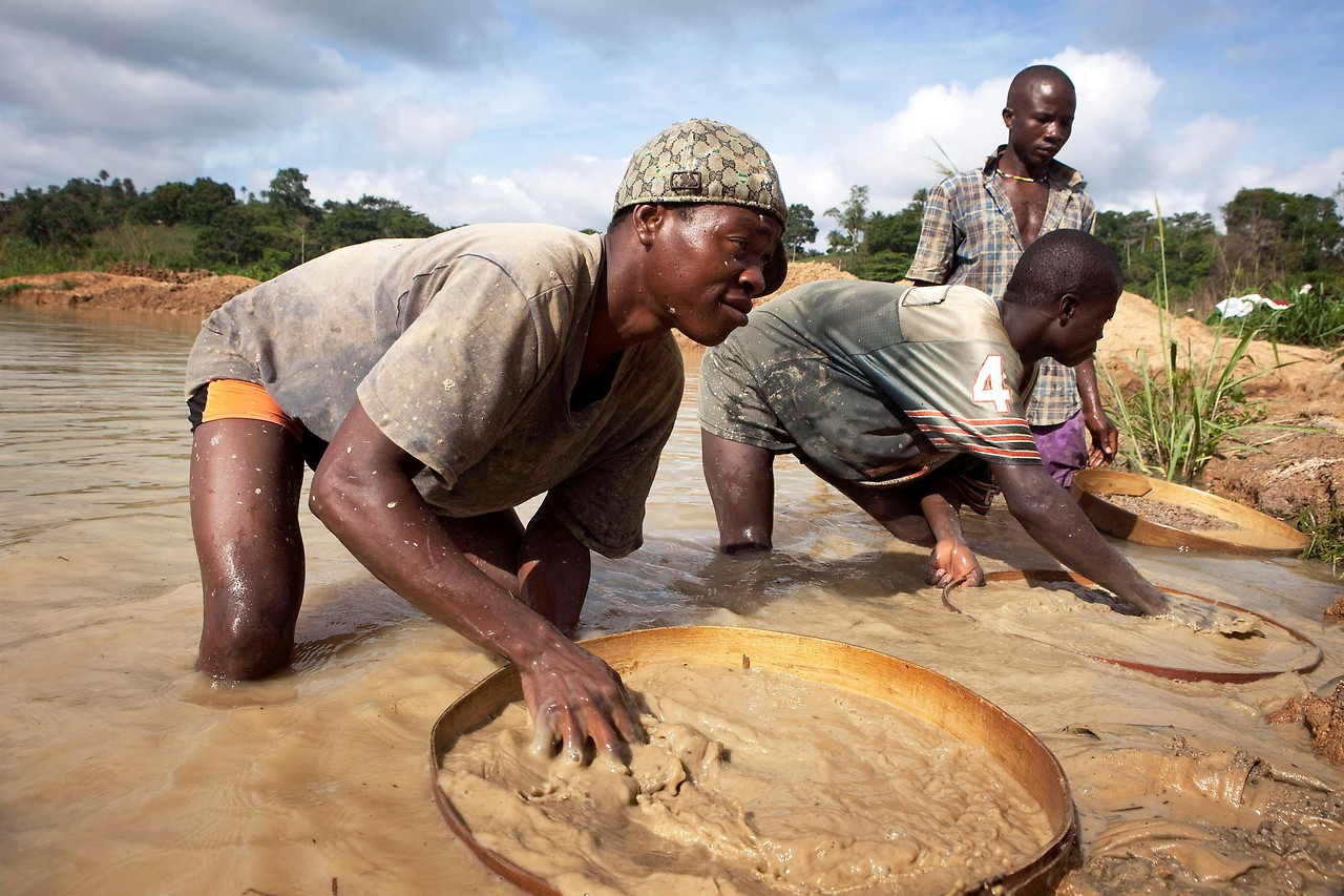 Gold miners in Sierra Leone