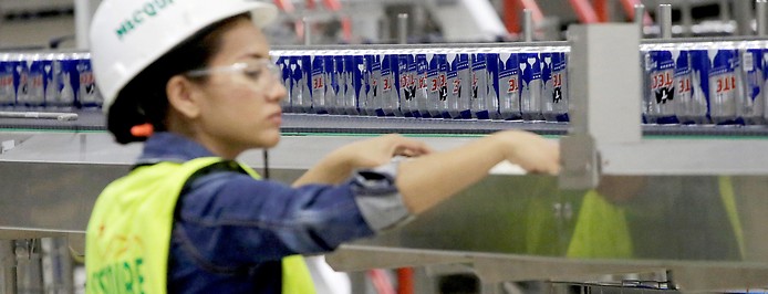 Mitarbeiterin an einer Abfüllanlage für Tecate-Bier in Mexiko
