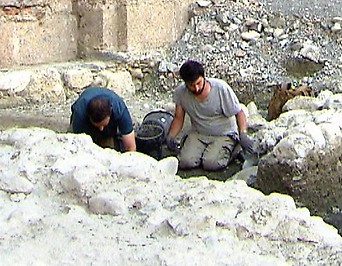 Archäologen während Ausgrabungen am Dom in Innsbruck
