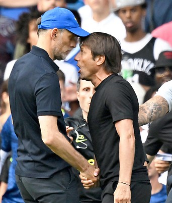 Hangreiflichkeiten zwischen Trainer Thomas Tuchel (Chelsea) und Antonio Conte (Tottenham Hotspur)