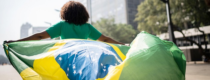 Frau mit brasilianischer Flagge auf der Straße