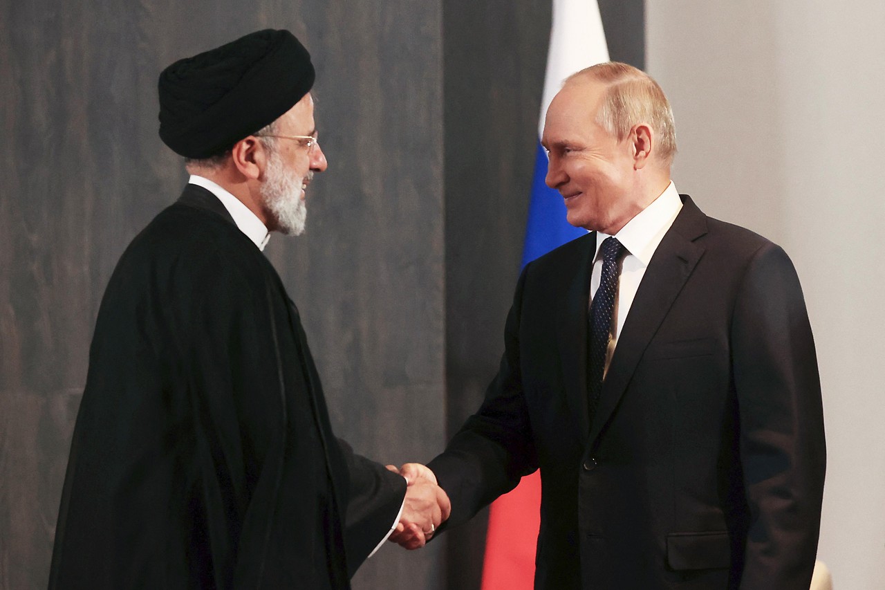 Russian President Vladimir Putin meets Iranian President Ebrahim Raisi in Samarkand