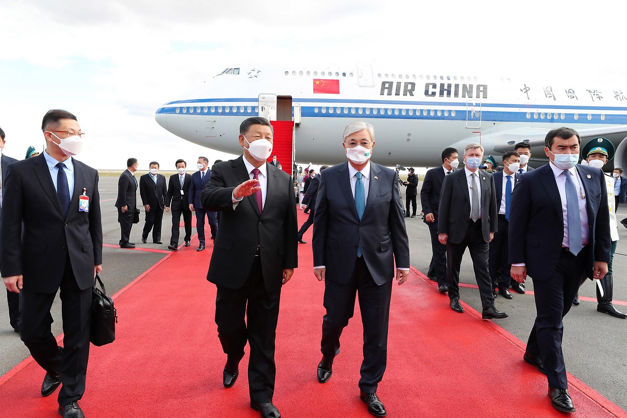 China's President Xi Jinping arriving at the airport
