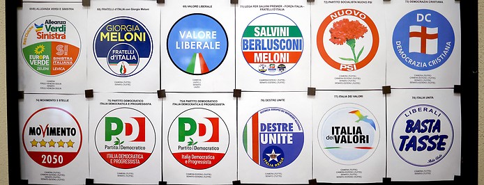 Verschiedene Poster italienischer Parteien