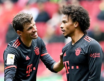 Die Bayern-München-Spieler Thomas Müller und Leroy Sane