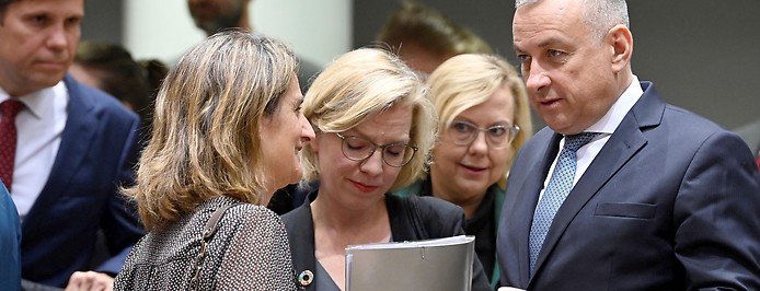 Klimaschutministerin Leonore Gewessler (Grüne) unterhaltet sich mit anderen Ministern