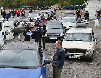 Polizisten beim zerstörten Konvoi
