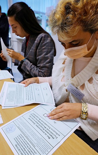 Stimmzettel werden in Donezk ausgezählt