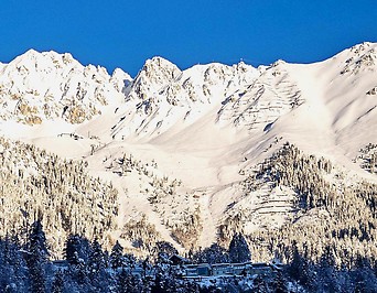 Innsbrucker Nordkette im Winter mit Hafelekar und Seegrube