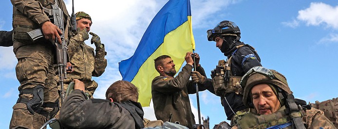 Ukrainische Soldaten mit ukrainischer Flagge
