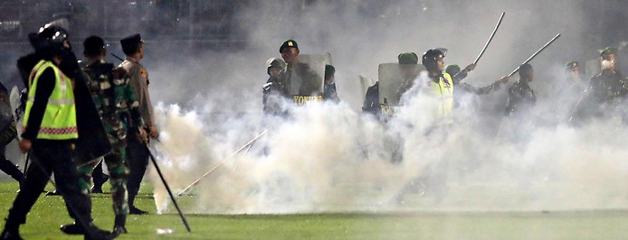 Polizei schießt mit Tränengas auf Menschen im Kanjuruhan Stadium in Malang, Java, Indonesien