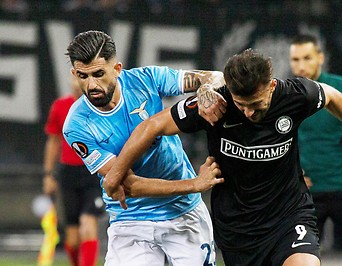 Graz Spieler Albian Ajeti im Zweikampf mit Lazio’s Elseid Hysaj