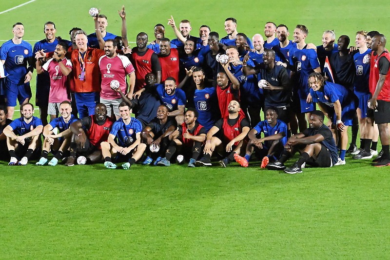 Het Nederlands elftal in groepstraining met arbeidsmigranten in Doha