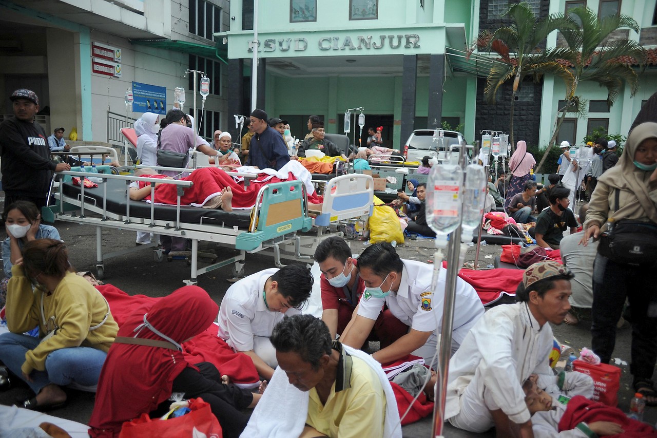 Para dokter sedang merawat para korban gempa di Indonesia