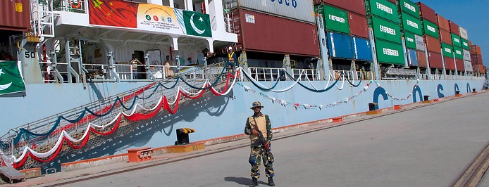 Chinesisches Frachtschiff im Hafen von Gwadar, Pakistan