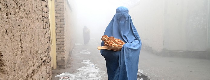 Eine afghanische Frau mit Brot
