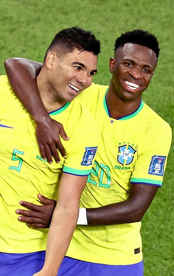 Brasiliens Casemiro jubelt gemeinsam mit Vinicius Junior