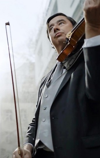 Violonist Raimund Lissy setzt seine Geige zum Spielen an