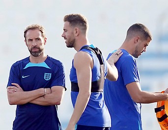 Englands Teamchef Gareth Southgate mit Spielern im Training