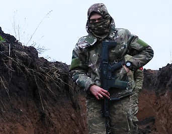 Ukrainischer Soldat in einem Schützengraben nahe Bachmut