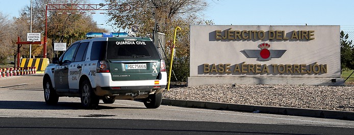 Sicherheitskräfte vor dem Luftwaffenstützpunkt Torrejon de Ardoz (Spanien)