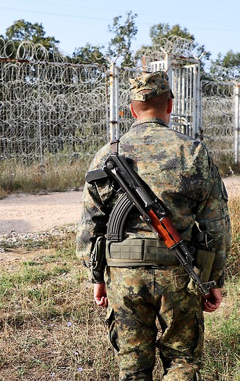 Bulgarischer Grenzbeamter am Grenzzaun zur Türkei