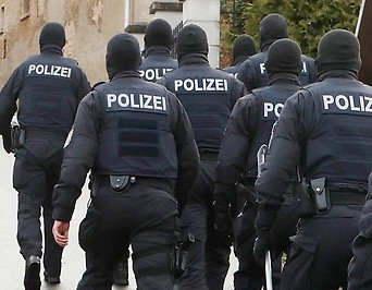 Deutsche Polizisten nach der Razzia