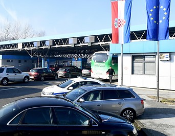 Fahrzeuge an einem Grenzübergang zwischen Kroatien und Bosnien-Herzegowina