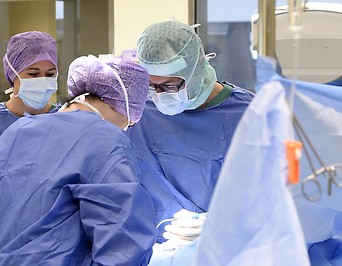 Ärzte während einer Bandscheibenoperation
