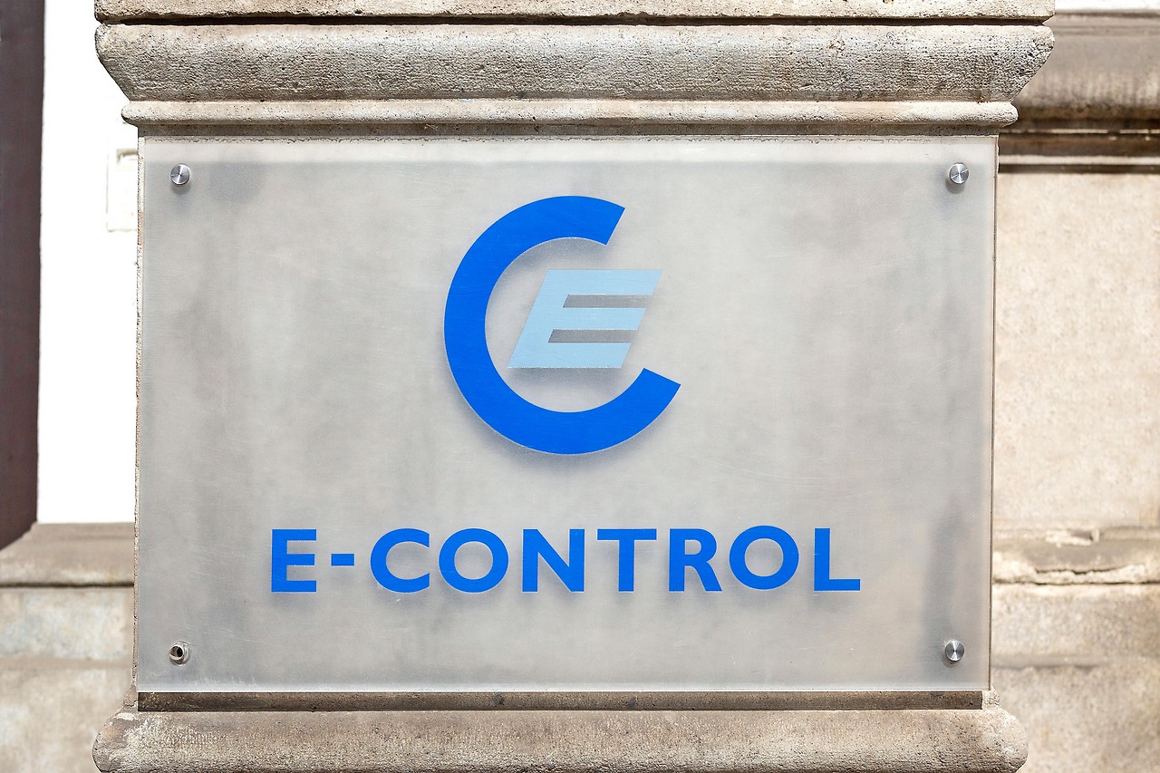 Logo der E-Control vor dem Firmensitz