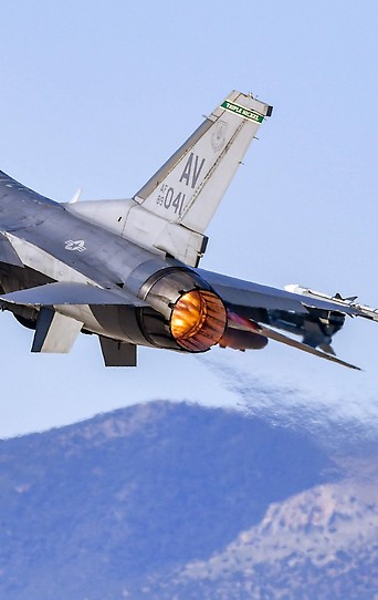 F-16 Kampfjet hebt ab