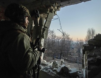 Ukrainischer Soldat in Bachmut