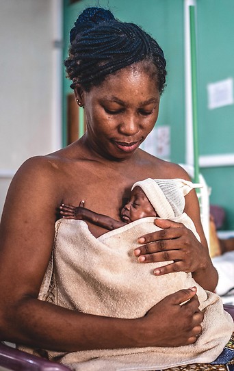 Frau mit ihrem Neugeborenen in Bangui, Zentralafrika